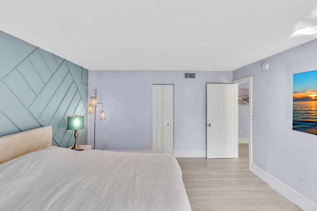 One Bedroom Steps Away From The Beach! Sunny Isles Beach Exterior foto