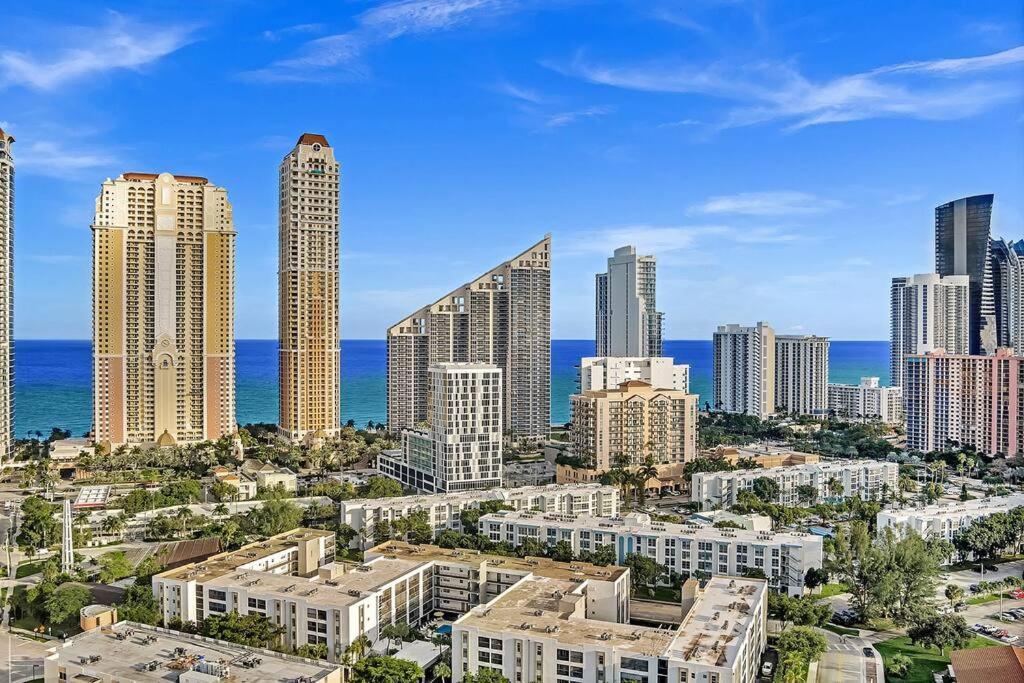 One Bedroom Steps Away From The Beach! Sunny Isles Beach Exterior foto