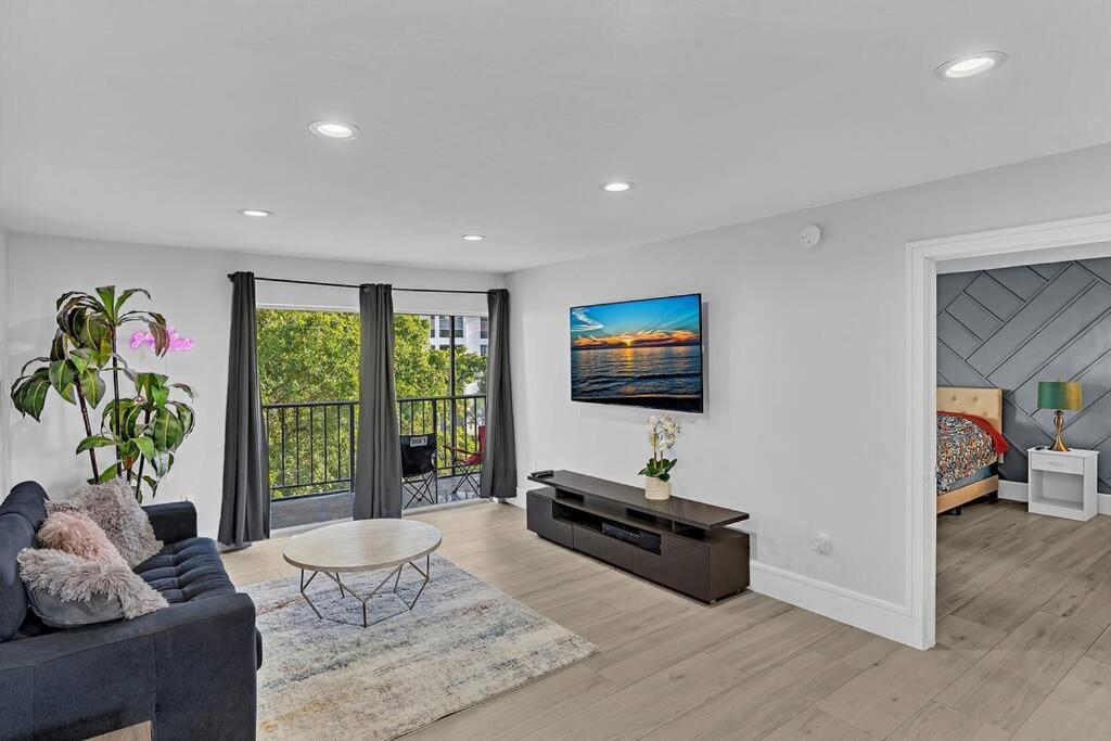 One Bedroom Steps Away From The Beach! Sunny Isles Beach Exterior foto