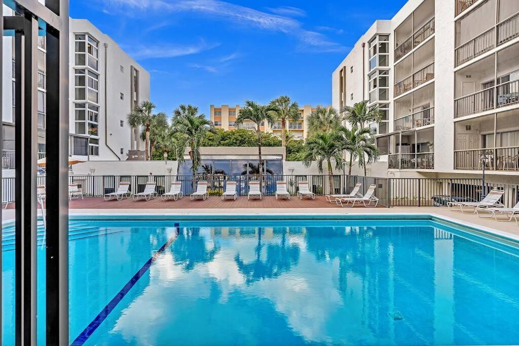 One Bedroom Steps Away From The Beach! Sunny Isles Beach Exterior foto