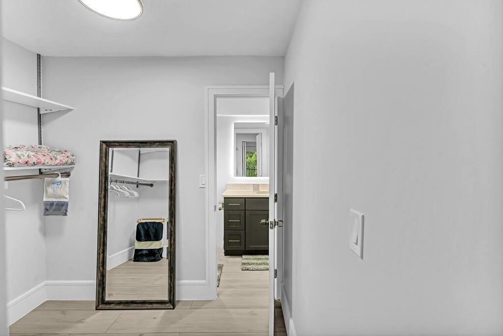 One Bedroom Steps Away From The Beach! Sunny Isles Beach Exterior foto